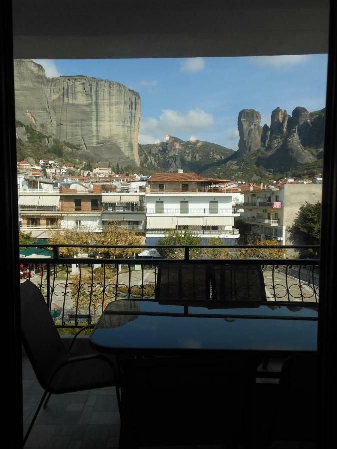 Meteora Panorama At The City Center Калампака Екстериор снимка